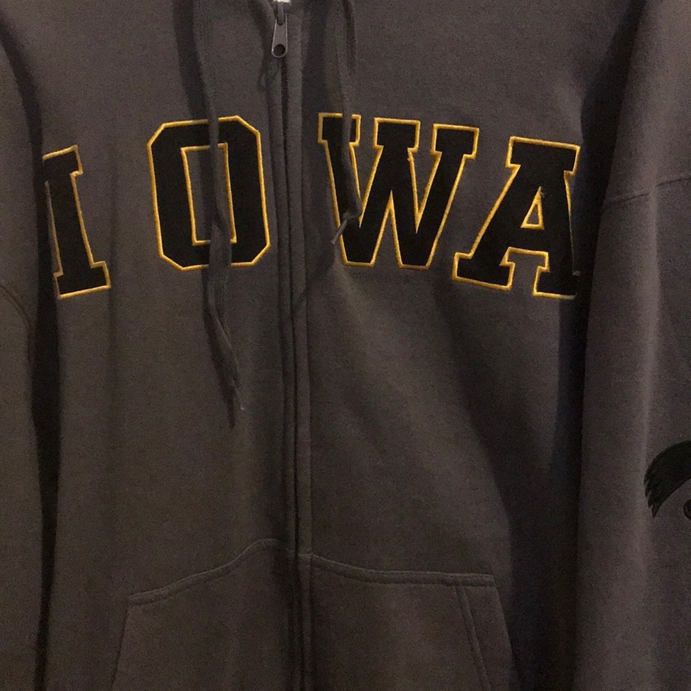 Men’s gently worn Iowa Hawkeyes zip up